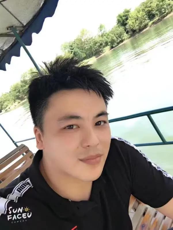 老赖王思宇年轻时的照片